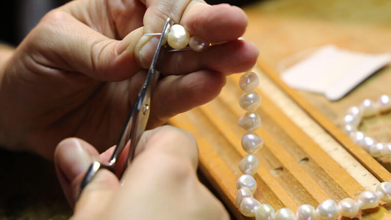juwelier zieroth service einzelbild perlenketten aufziehen